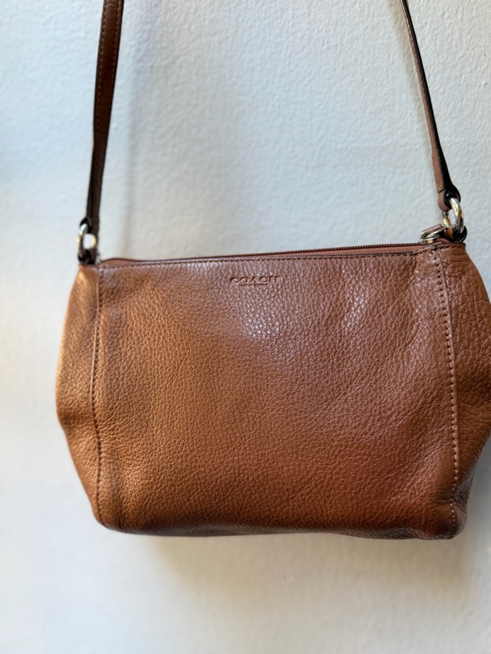 Coach Tan Leather Shoulder Bag with Gold Turnlock - Picture 4 of 6